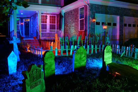 Outdoor Halloween Decorations and Lights to Spook Out Your House