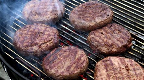 Truco para asar hamburguesas en la parrilla sin que se resequen