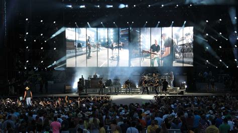 Kenny Chesney Concert: Performance