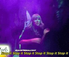 Taylor Swift Scared GIF - Taylor Swift Scared Running - Discover ...