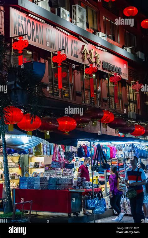 Night time customers at Petaling Street night market, Chinatown, Kuala Lumpur, Malaysia Stock ...