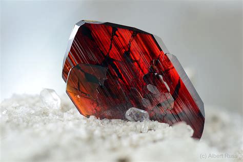 Brookite - Mineral Properties, Photos and Occurence