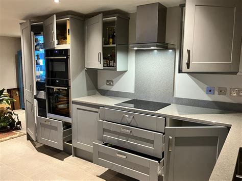 Howdens As New Shaker Style Graphite Grey Kitchen & Peninsular ...