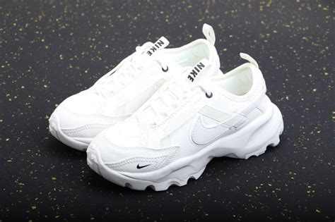 NIKE TC 7900 white women shoes US 5.5-8.5, Women's Fashion, Footwear, Sneakers on Carousell