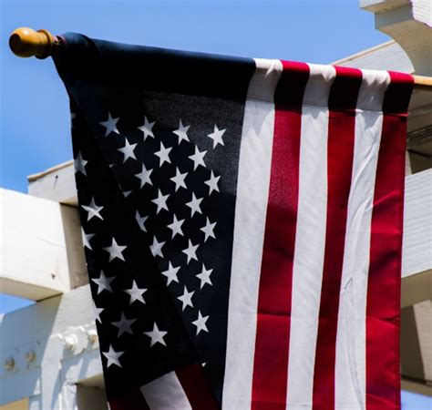 American Flag Hanging Vertically Meaning (& How To Do It Right ...