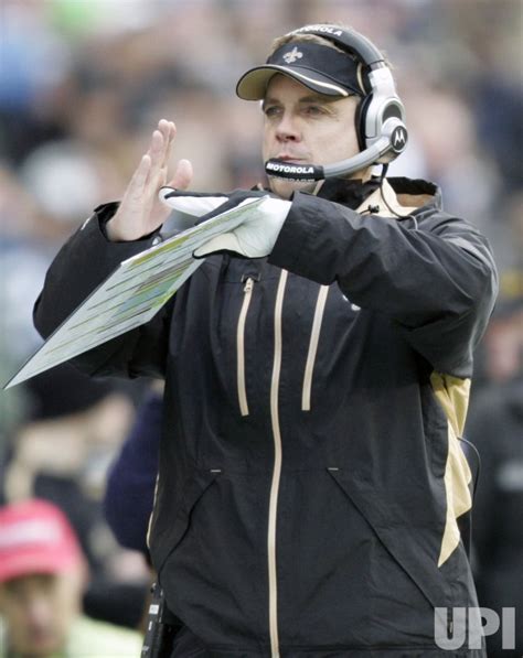 Photo: New Orleans Saints' head coach Sean Payton calls for a time out ...