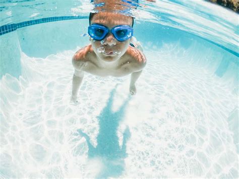 35 Best Swimming Pool Games for Kids (Fun & Easy Ways to Play)