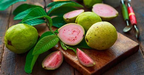 8 Health Benefits of Guava Fruit and Leaves