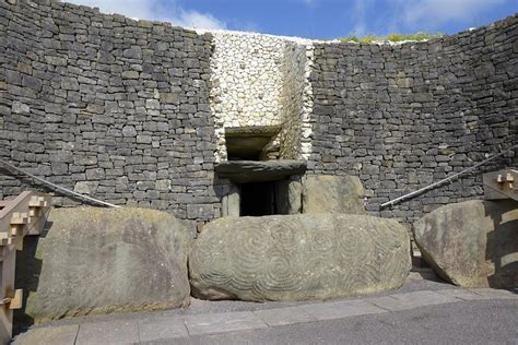 Newgrange - Entrance; Kerbstone | Megalithic Culture | Pictures | Ireland in Global-Geography