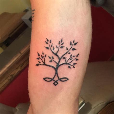 Small Family Tree Tattoo Design Instead of the celtics design at the ...