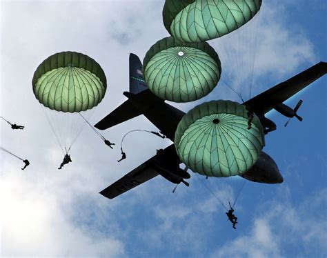 File:82nd Airborne Mass Jump-JSOH2006.jpg - Wikipedia, the free ...