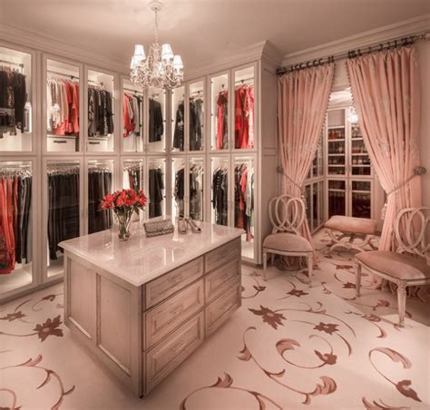 20 Extravagant Walk-In Closets That Will Amaze You