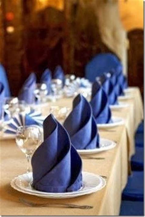 Entertaining Ideas: Creative Napkin Folding for the Holidays | ConfettiStyle