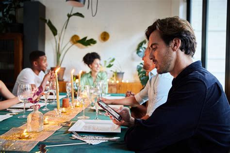 Modern Etiquette Experts' Tips for Electronics at The Dinner Table