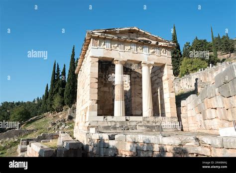 Temple of Delphi ruins, Greece Stock Photo - Alamy