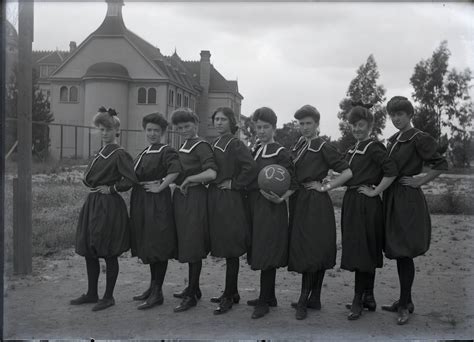 File:Pomona College women's basketball team photo, 1903.jpg - Wikimedia Commons