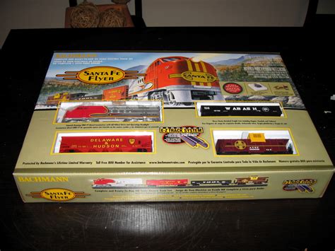 File:Bachmann Santa Fe Flyer Model Train Set.jpg - Wikimedia Commons