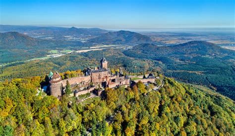 Vue Aérienne Du Château Du Haut-Koenigsbourg Dans Les Montagnes De VOSGES Alsace, France Image ...