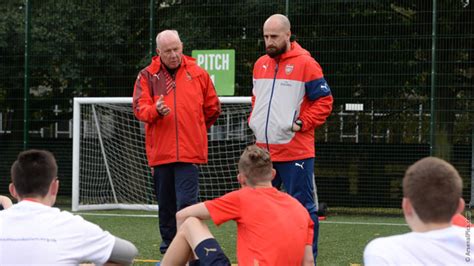 Liam Brady helps launch walking football | News | Arsenal.com