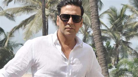 Akshay Kumar donates Rs 15 lakh to the widow of CRPF jawan killed in Pulwama terror attack ...