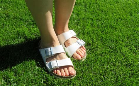 12 Best Sandals for Flat Feet 2022 – Footwear News