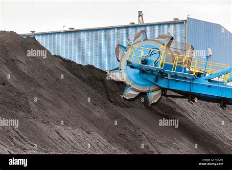 Detail of bucket wheel excavator Stock Photo - Alamy