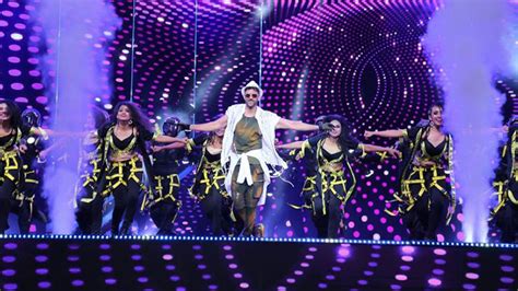 Hrithik Roshan’s ZABARDUST Performance at Zee Cine Awards 2020 - Bollywood Hungama