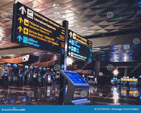 Jakarta, Indonesia - Mei 2021 . Suasana Bandara Sepi Di Malam Hari Tidak Ada Antrian Di Loket ...