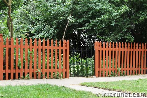 Wood picket fence with metal gate | interunet