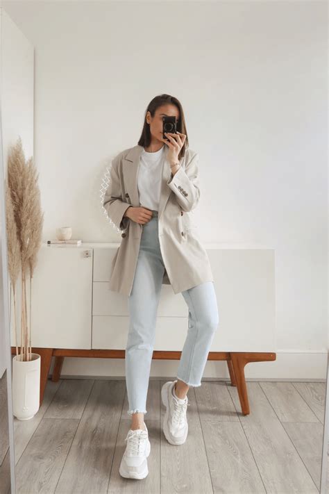 6 Minimalist Outfits That Show How Blue Jeans Are Meant To Be Worn - Style by Savina