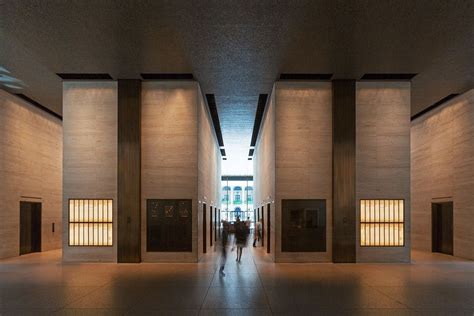 Seagram Building by Ludwig Mies van der Rohe: Mies’ first attempt at ...