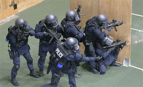 Japanese Police Special Assault Team (SAT) training [1851 x 1161 ...