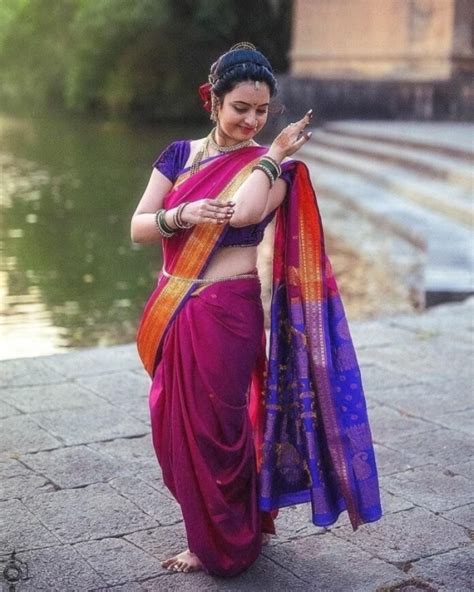 25 Traditional & Modern Saree Poses For Girls At Home For Photoshoot