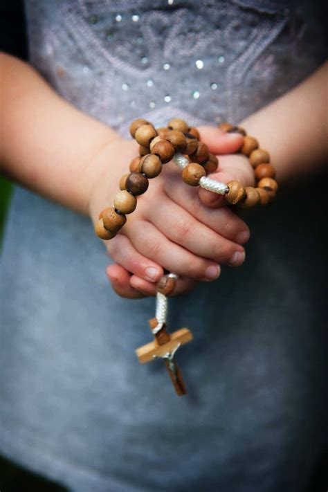 How to Pray the Rosary in 2023