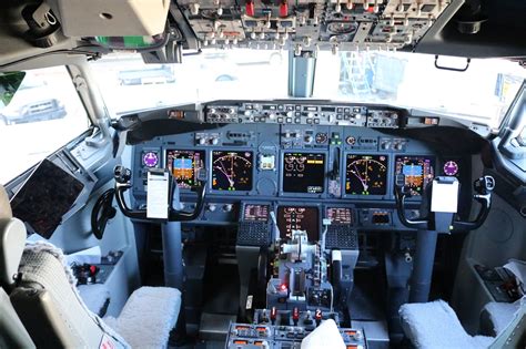 American Airlines 737 cockpit | American airlines, Airlines, Cockpit