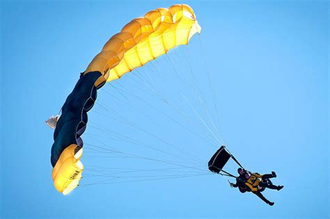 Top 10 UK tandem skydive locations