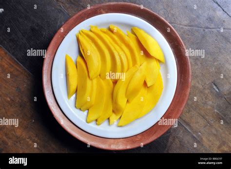 Mango cut into slices on a plate Stock Photo - Alamy