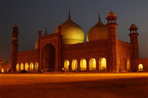 Badshahi Mosque at night - Lahore, Punjab, Pakistan : r/ArchitectureFans