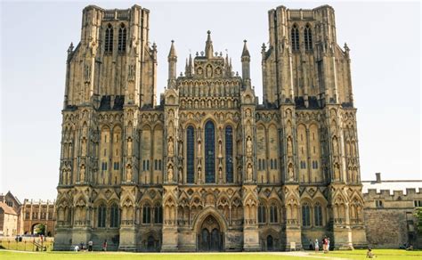 The facade of Wells Cathedral England - Photorator