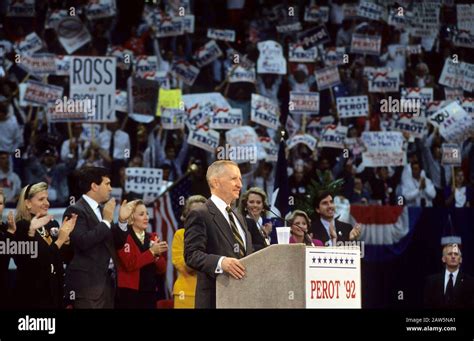 Bill clinton 1992 signs hi-res stock photography and images - Alamy