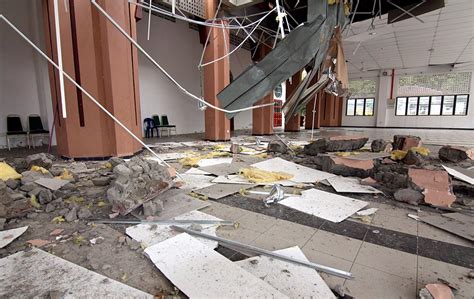 Damages seen at Ranau District Mosque | Ranau earthquake | Foto | Astro ...