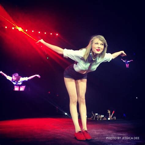 IN PHOTOS: Taylor Swift's fabulous 'Red' Manila concert