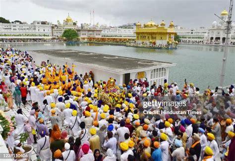 Sri Guru Granth Sahib Holy Book Photos and Premium High Res Pictures ...