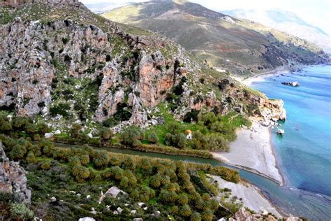 Nomadish: Hiking in gorgeous Preveli gorge