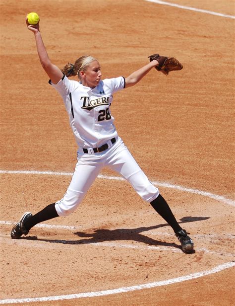 DANIEL LONGAR Photo-Blog: Mizzou Girls Softball Against Illinois, May 22,2010