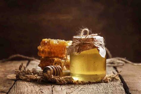 Can You Eat Beeswax & Honeycomb? (Benefits, Uses & Risks)