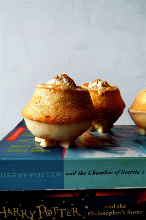 Cauldron cakes for muggles and wizards alike - Picnic on a Broom