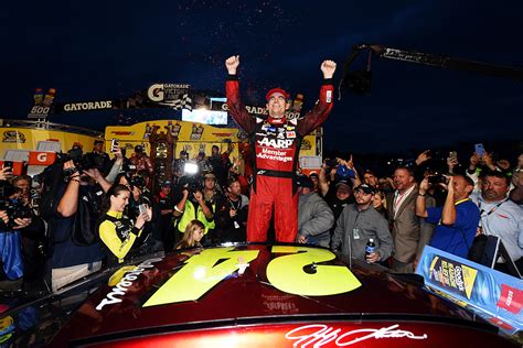 Jeff Gordon Wins Wreck-Marred NASCAR Chase Race at Martinsville