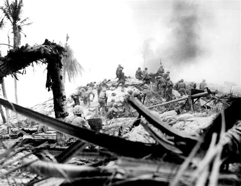 File:Marines storm Tarawa.jpg - Wikimedia Commons