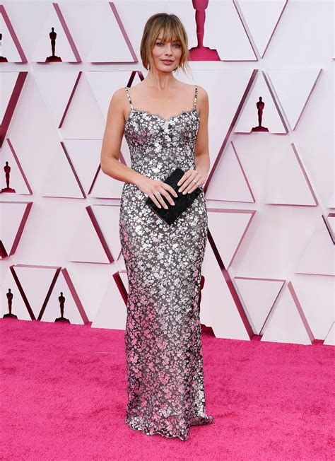 Oscars 2021: Margot Robbie Debuted Chic Bangs | Glamour